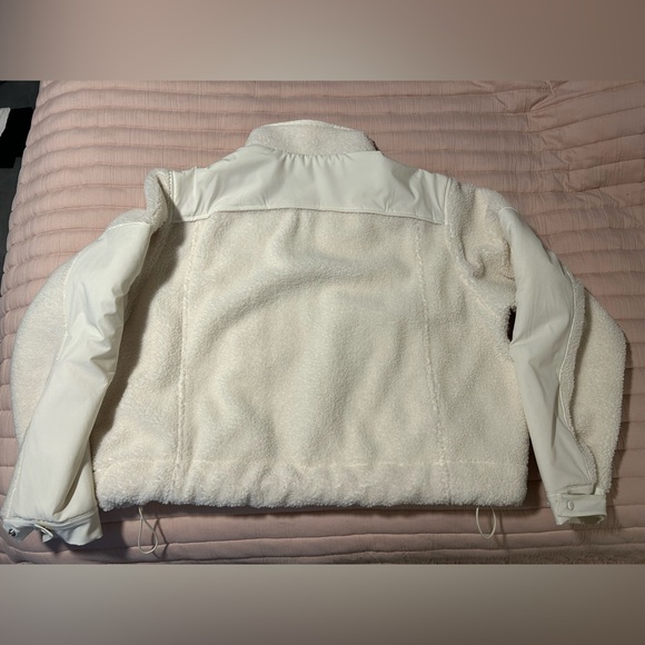 SKIMS Teddy Boxy Zip Up 
Ecru color
Size Large 
Excellent condition - Picture 6 of 6